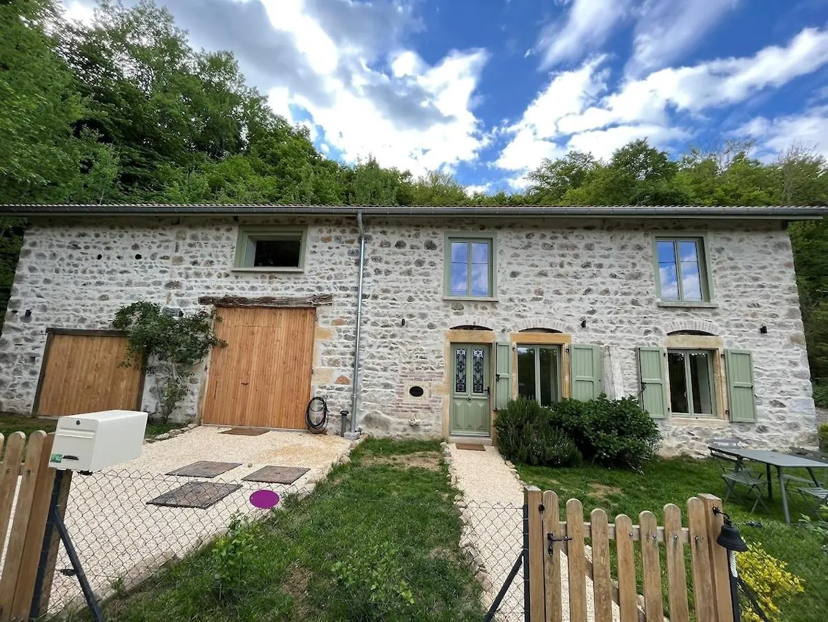 Casa vacanze Maison Pernette, Cocon D'Evasion Avec Bain Nordique Saint-Bonnet-des-Bruyères